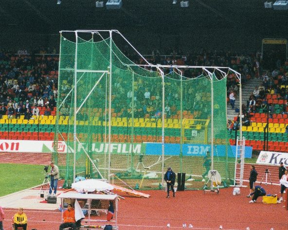 Discus and shot put fence net PP 5 mm, mesh 4.5 cm, for a 9-panel fence of 23.18 metres long (7 x 2.74m + 2 x 2m) and 7 metres rising to 9 metres high. Net size 7.50 metres rising to 9.50m high and 26 metres long - green. According to DIN 79007-3.