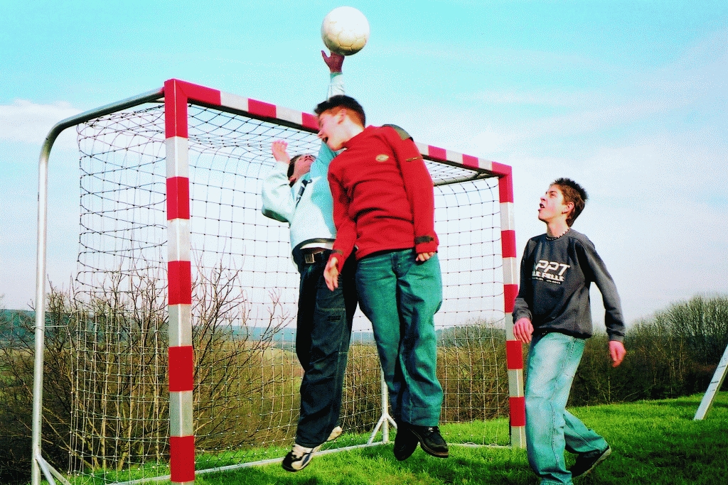 Antivandalisme voetbaldoelnetten dralo net 3 mm - maas 10 cm - 3,00 m breed, 2,00 m hoog - diepte 0,90 m boven en 1.10 m onder - groen