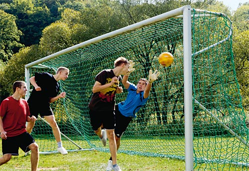 filets de but de football anti-vandalisme - mahulan steel 4,75 mm - maille 10 cm - 7,50 m de large, 2,50 m de haut - profondeur 0,80 m en haut et 1,00 m en bas - vert