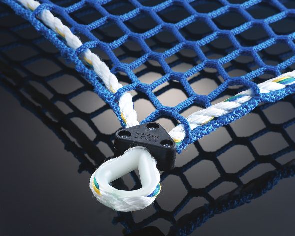 Boucle cossée prévue dans la ralingue du pourtour.