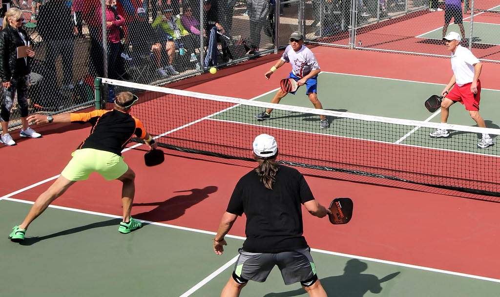Pickleball net 6.60 m x 0.80 m - 3 mm PP - maas 45 mm - bovenzijde kunststof omwikkelde staalkabel 3-4 mm in PES bandomzoming, lengte 7,80 m voorzien van oog aan één zijde, andere zijde afgesneden - zijkanten versterkt met glasvezel staven Ø 9.5 mm -  onderaan met ex tra touw aan de beide zijkanten om op te spannen