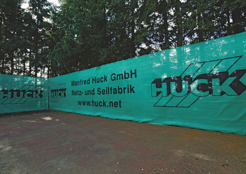 Tennis windbreak net with print - 140 g/m² PE - 12m x 2 m - incl. simplex hooks