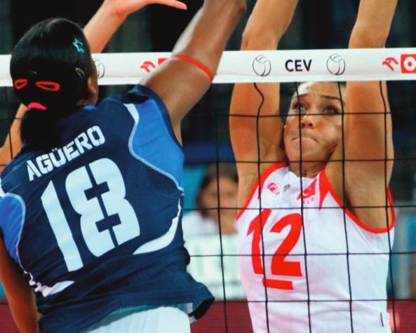 Volleyball-Wettkampfnetz - 3 mm PP - Maschenweite 10 cm - Höhe 1,00 m, Länge 9,50 m - schwarz - 6-Punkt-Befestigung, Kevlarseil 11,70 m mit Umlenkrolle - 7 cm breites weißes Band oben, 5 cm breites weißes Band unten