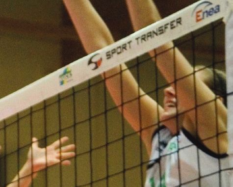 Volleybal wedstrijdnet - 3 mm PP - maas 10 cm - hoogte 1,00 m, lengte 9,50 m- zwart -4-punts bevestiging, staalkabel 11,70 m- 5 cm brede witte band bovenaan