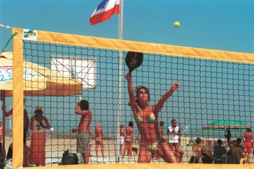 [8231-06-F3] Beachtennis Wettkampfnetz - Maschenweite 4,5cm - Kevlarseil - 11,70m lang mit beidseitigen Polyesterstäben und 4-Punkt Befestigung mittels Spannseilen mit Schnellverschluss rundum 8cm breites gelbes Band - 9,50x1m - 3mm PP