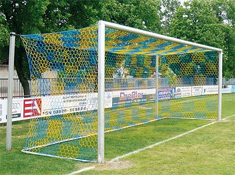 Zweifarbig karierte Fußballtornetze 6-eckige Maschen - 3,5 mm PP - 7,50 m breit, 2,50 m hoch, Tiefe 2,00 m oben und 2,00 m unten